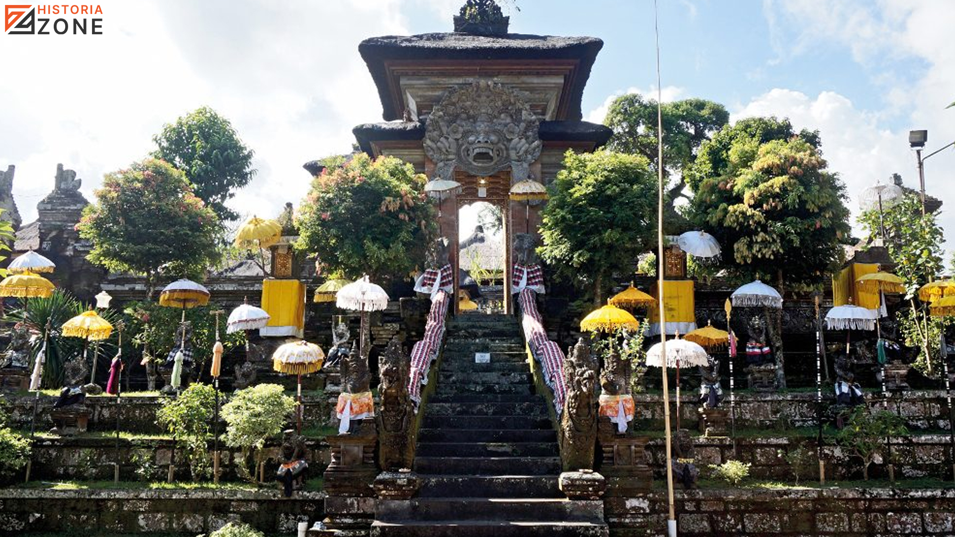 Sejarah dan Makna di Balik Keunikan Pura Samuan Tiga Bali