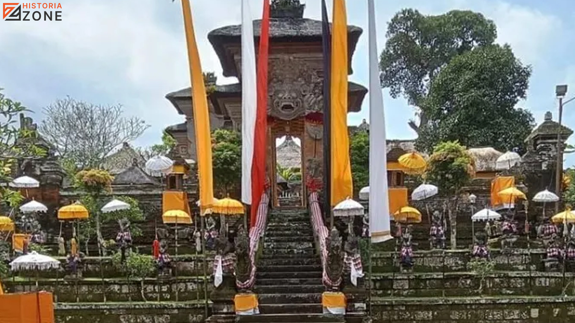 Sejarah dan Makna di Balik Keunikan Pura Samuan Tiga Bali