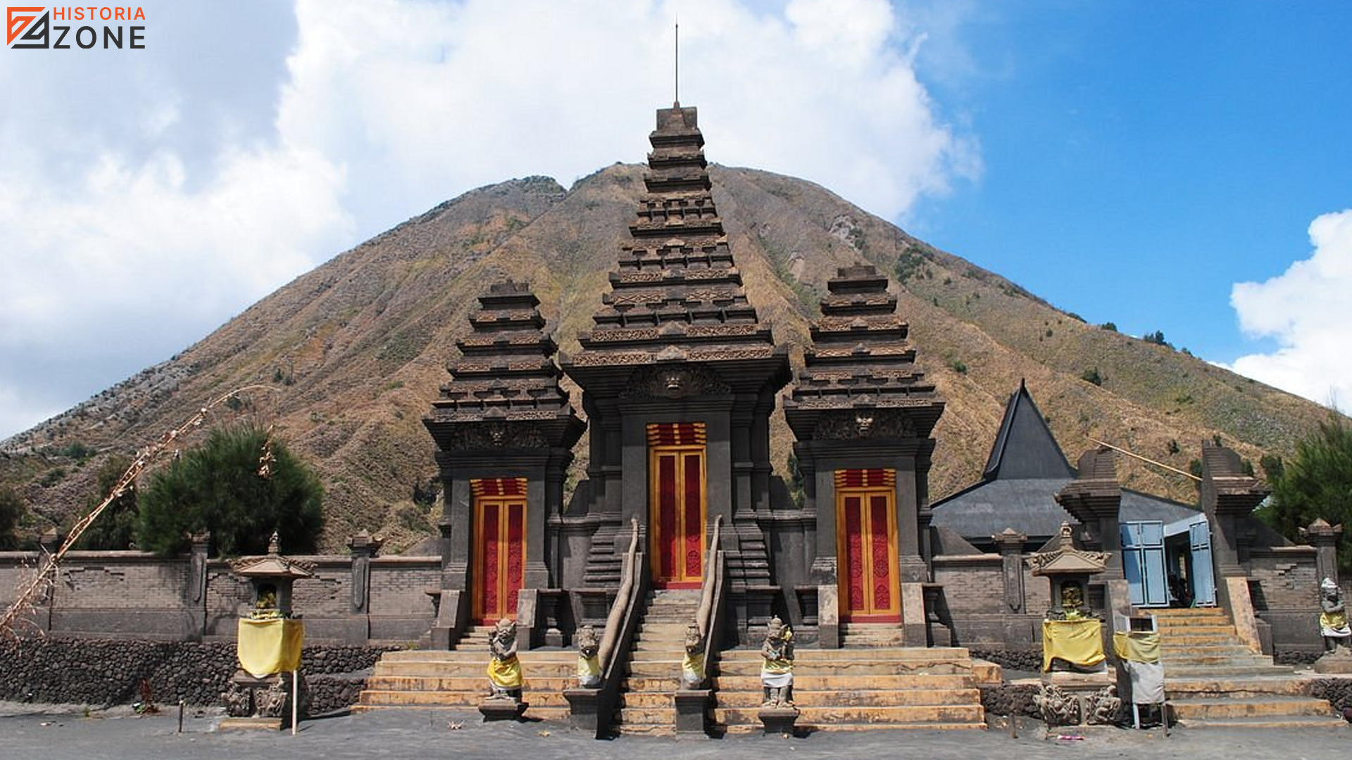 Menguak Jejak Sejarah Pura Luhur Poten di Kaki Gunung Bromo