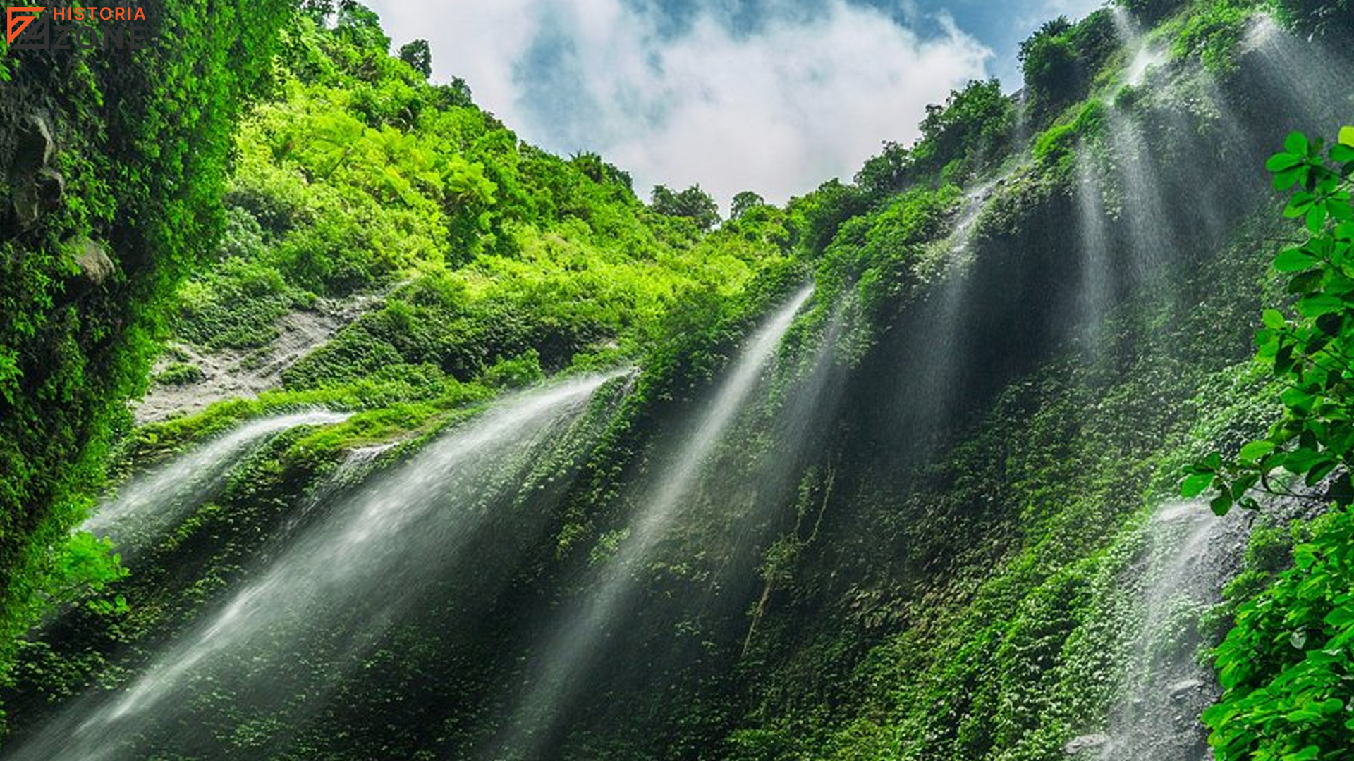 Sejarah Tersembunyi di Balik Derasnya Air Terjun Madakaripura