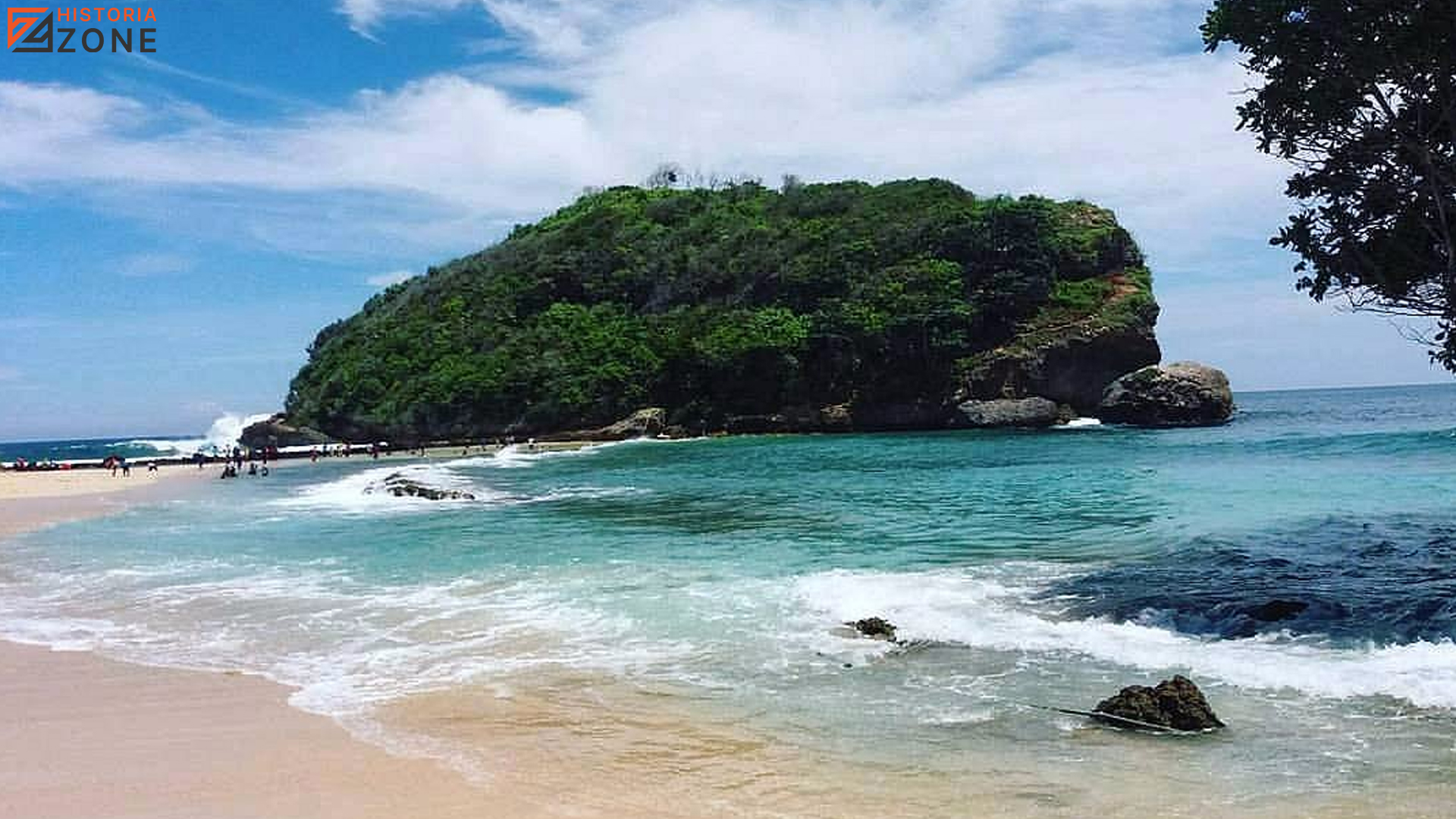 Sejarah Pantai Batu Bengkung: 3 Pesona Alam Memikat