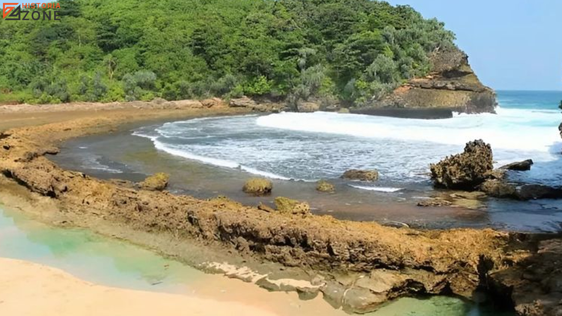 Sejarah Pantai Batu Bengkung: 3 Pesona Alam Memikat