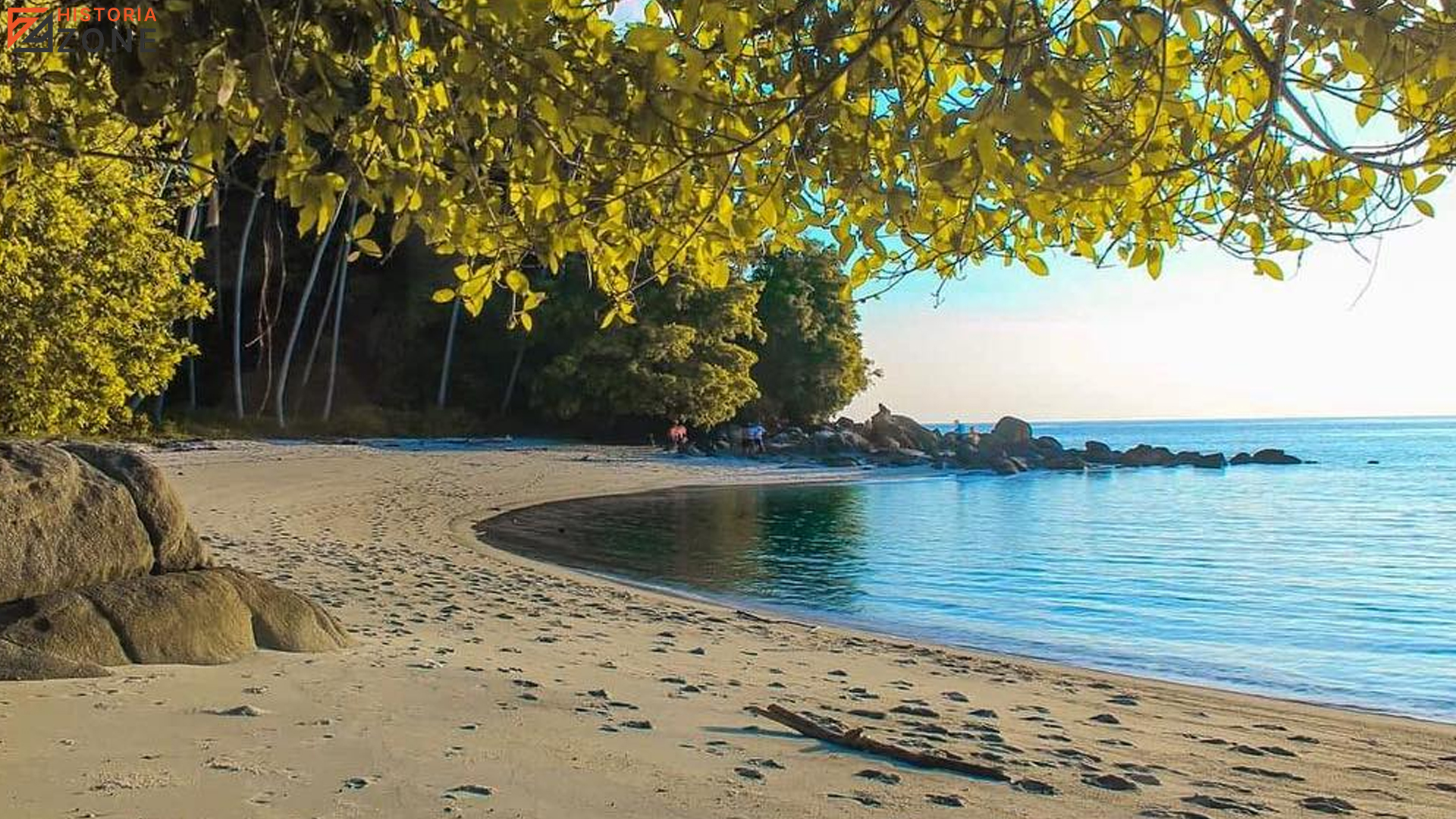 Menjelajah Sejarah Pantai Labuana Bersama 4 Kisah Legendaris