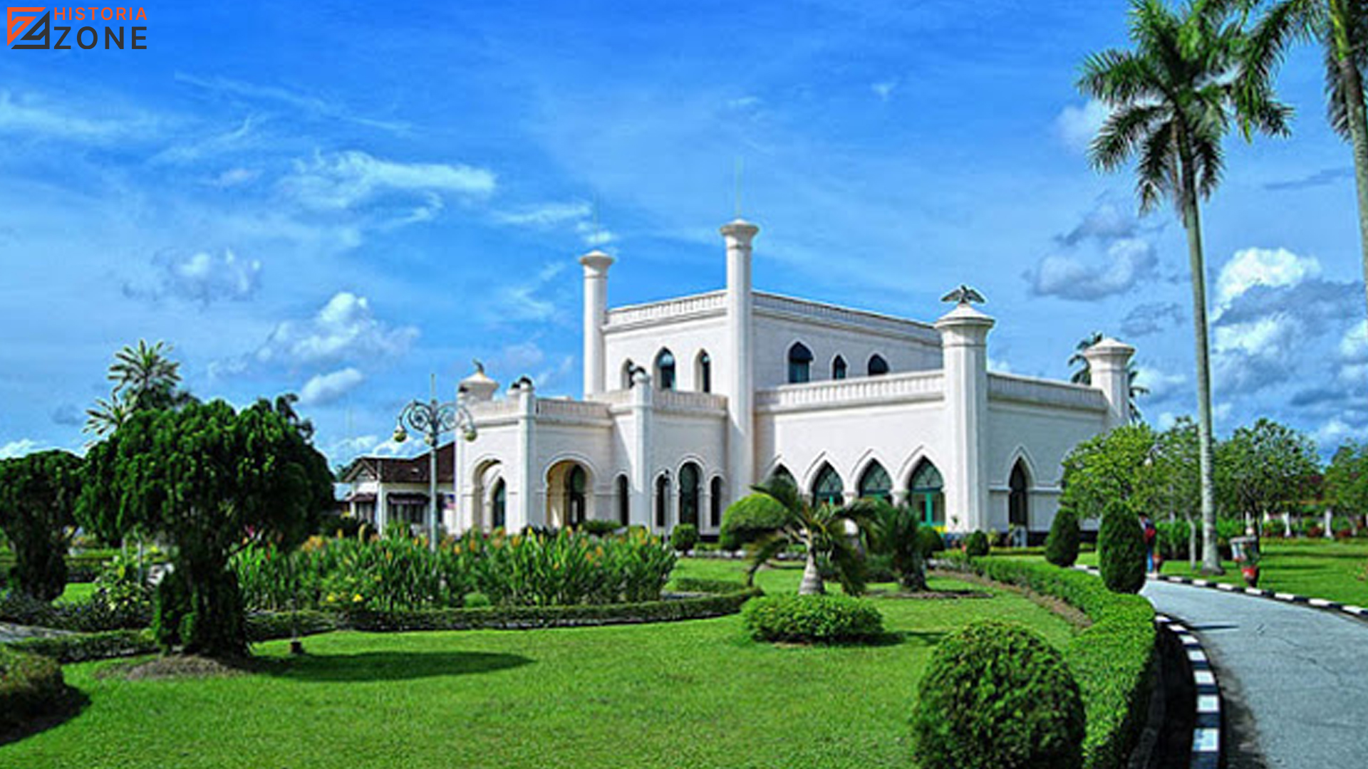5 Cerita Sejarah dari Istana Siak yang Bikin Mempesona