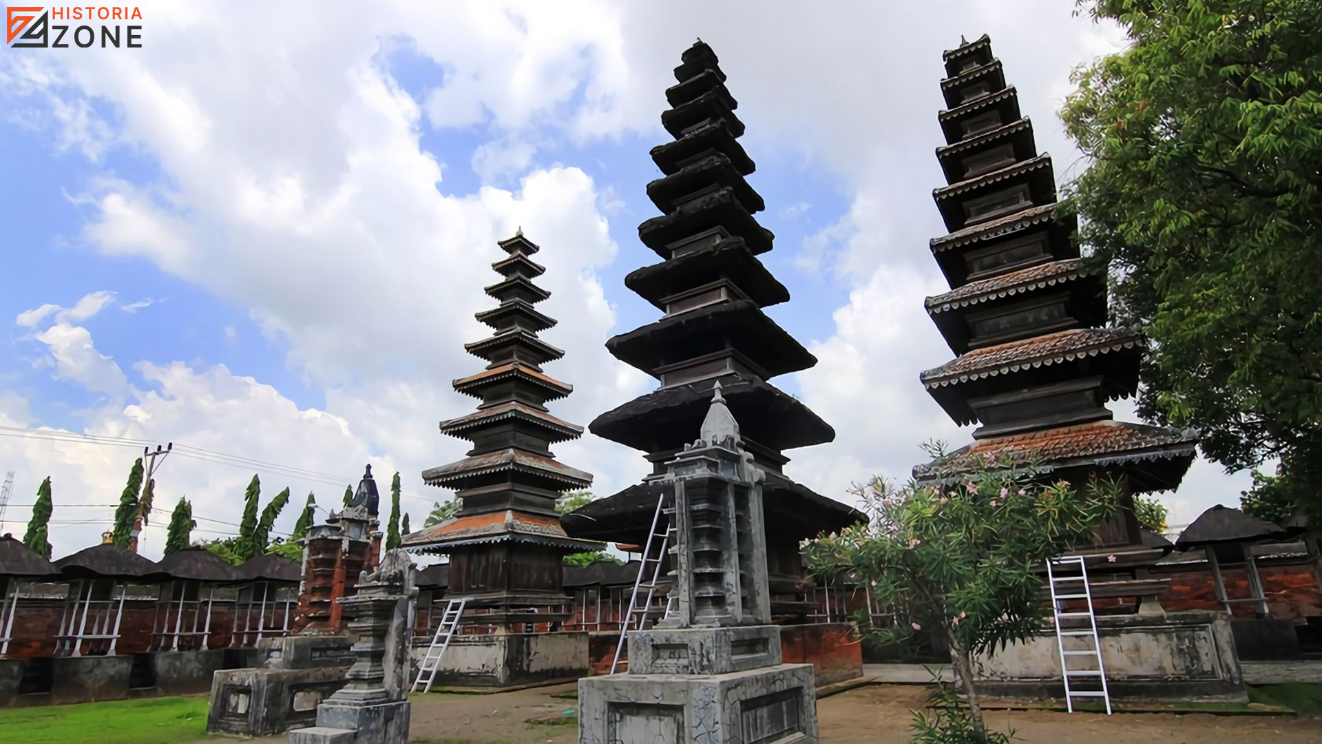 Menelusuri Pura Meru Cakranegara dan 5 Tradisi Sejarah yang Masih Terjaga