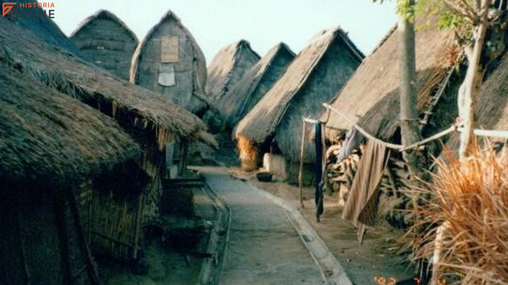Menyusuri Sade Village: 5 Fakta Menarik Sejarah Desa Adat