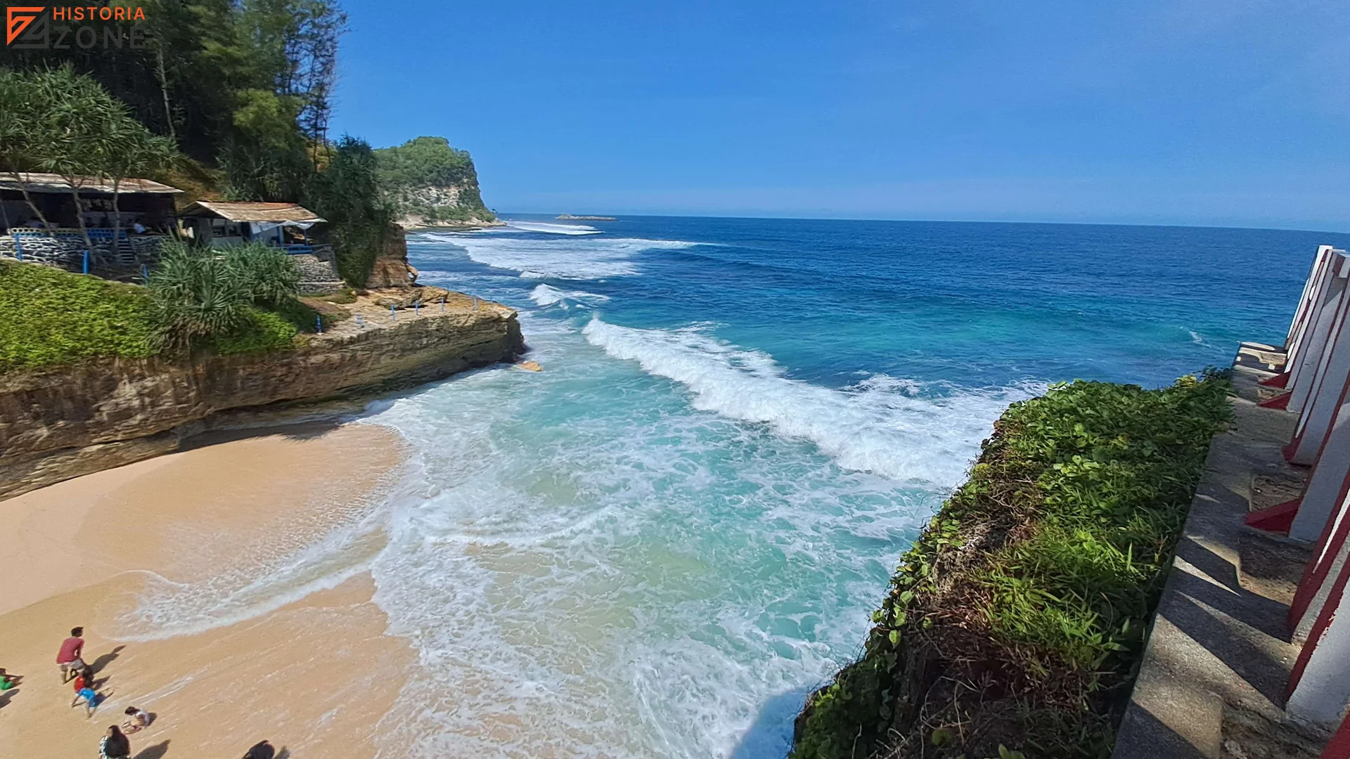 Pantai Banyu Tibo Punya 5 Pesona Absurd Tersembunyi